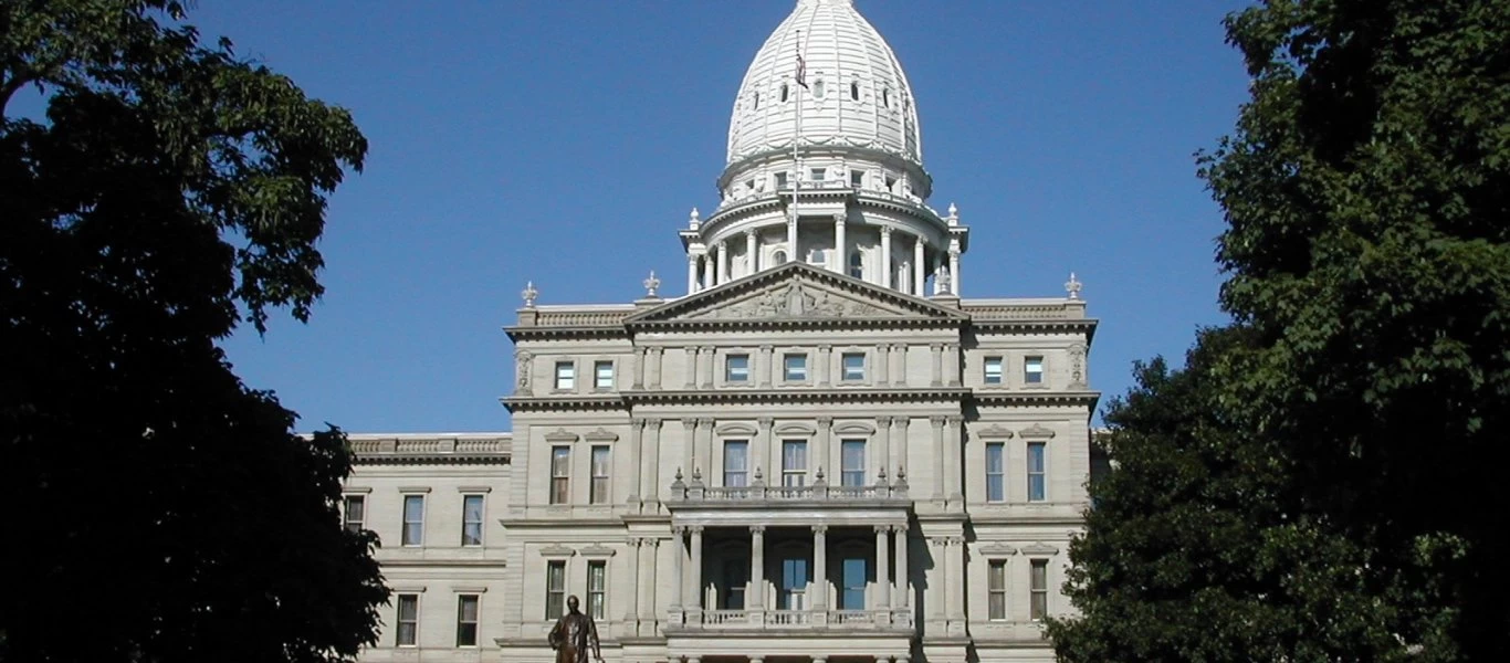 Συνεχίζεται η εξέγερση στις ΗΠΑ: Έκλεισε το Καπιτώλιο του Μίσιγκαν λόγω «απειλών για την ασφάλειά του»